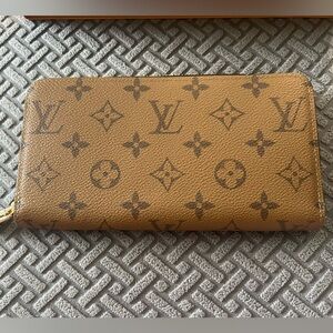 Louis Vuitton Zippy Wallet Brand New! Never used!